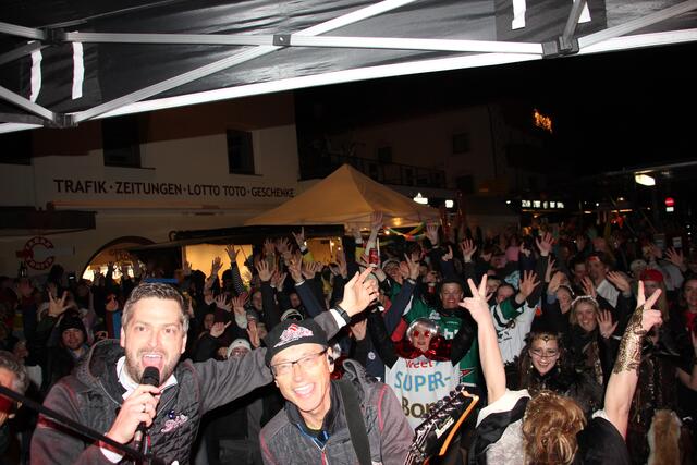 Ausgelassene Stimmung beim 10. Faschingsfest der Freiwilligen Feuerwehr Serfaus im Zentrum von Serfaus. | Foto: Freiwillige Feuerwehr Serfaus