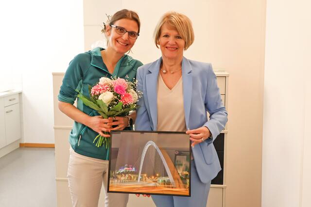 Carola Mutz-Eckhart hat vor wenigen Tagen ihre Gynäkologie-Wahlarztpraxis in Bruck eröffent; Bgm. Andrea Winkelmeier stellte sich mit einem Einstandsgeschenk ein. | Foto: StadtBruck_Vassilev