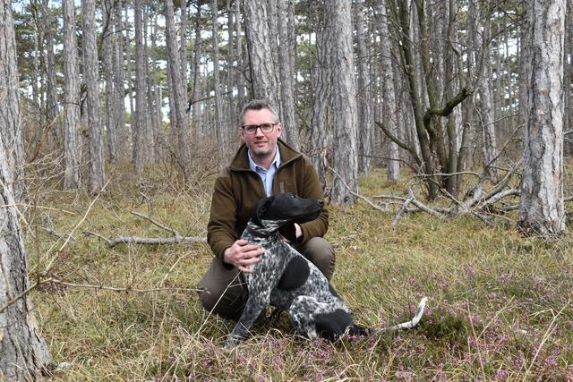 Leiter der Bezirksforstinspektion Maximilian Wanzenböck mit seiner Yara. | Foto: Preineder