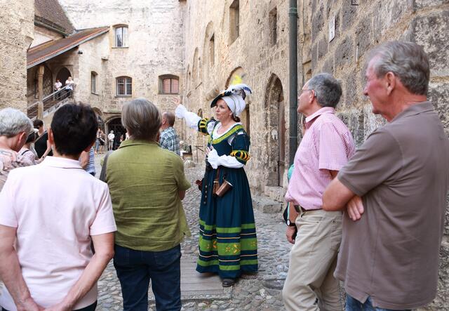 Bei einer Burgführung taucht man ins Mittelalter ein. | Foto: Burghauser Touristik
