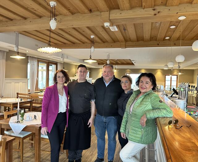 Nach dem Lokalwechsel: das Koch-Ehepaar Judit (2. von rechts) und Krisztian Kurucsai (2. von links) mit Hoteldirektorin Claudia Menzel, Eigentümer Claudio Cocca und Gerlinde Gibiser. | Foto: Hotel Eisenberg