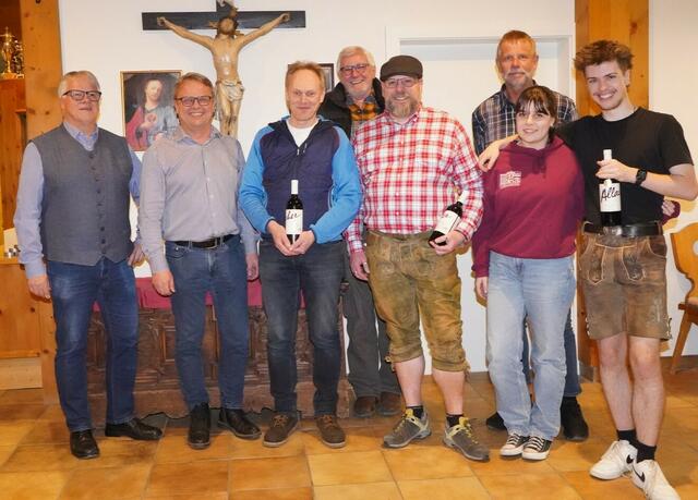 Schützenkönigin Theresa Reinisch mit den Siegern des Finalschießens (Thomas Ziegler, Matthias Gollner und Maximilian Schnaitter), Veteranen-Sieger Pepi Puelacher, Hauptmann Ernst Markt, Obmann Hannes Ziegler und Bataillonskommandant Andreas Haslwanter. | Foto: Manfred Weiß