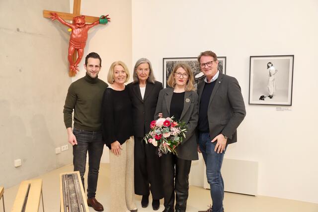 Bgm. Marcus Martschitsch und Vbgm. LAbg. Lukas Schnitzer im Kreis der Künstler und Organisatoren der Ausstellung. | Foto: Alfred Mayer