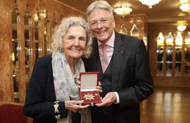 Es war eine große Überraschung für die bekannte Klagenfurter Unternehmerin Inge Unzeitig.  | Foto: LPD Kärnten/Kuess