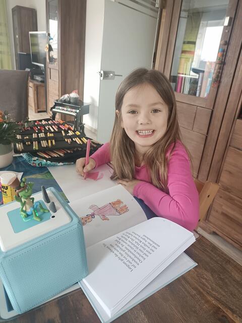 Die kleine Jana illustrierte zwei Kinderbücher über den Osterhasen. | Foto: Mitterhauser