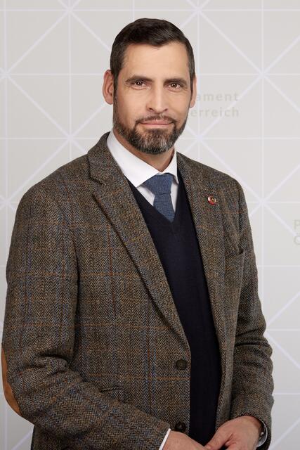 Die Schaffung von erschwinglichem und nachhaltigem Wohnraum habe oberste Priorität, so SPÖ-Bundesrat Daniel Schmid. | Foto: Parlament