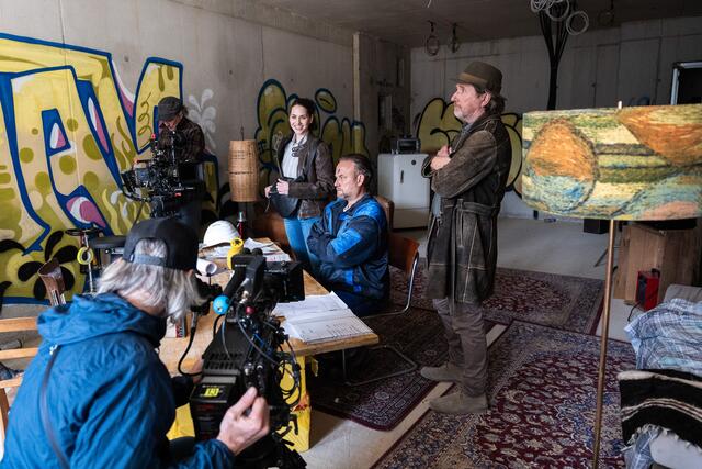 Am Set von „Die Toten von Salzburg“. Von Anfang April bis Mai stehen die Publikumslieblinge vor der Kamera. Im Bild: Fanny Krausz, Erol Nowak und Michael | Foto: Satel Film/ Lisa Kutzelnig