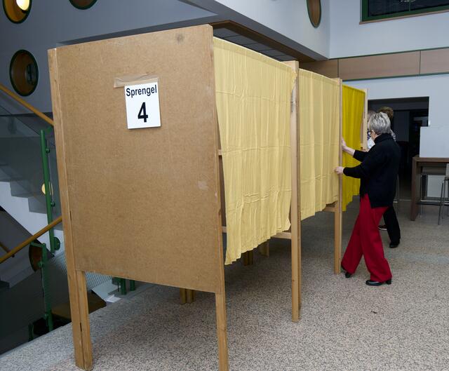 Die Wahlkabinen werden in Stellung gebracht. | Foto: Santrucek