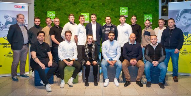 Eine Bodenlegermeisterin (Andrea Dominkovic, vorne 3. v. l.) und 16 Bodenlegermeister mit Berufsgruppensprecher Johann Daxecker (stehend, 2. v. r.) und Wolfgang Mahringer (stehend, l.) von der Landesinnung. | Foto: Röbl