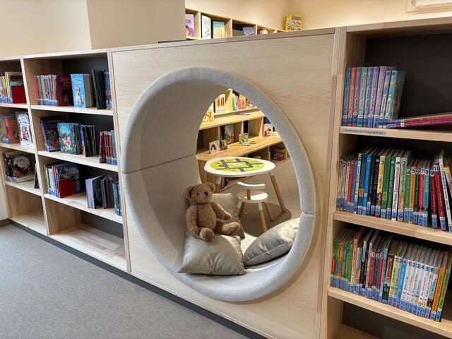 Liebevoll Details im ersten Stock laden vor allem Kinder und Jugendliche zum Lesen ein. | Foto: Almer