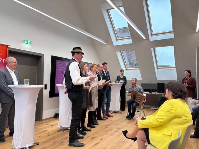 Ein Glückwunsch-Ständchen der Theatergruppe Gößnitz für das neue Bildungs- und Begegnungszentrum. | Foto: Almer