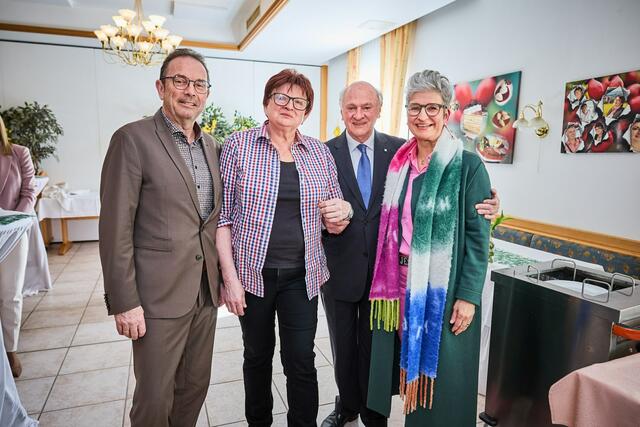 Anton Haubenberger, Wirtin Herta Falkensteiner, Erwin Pröll, Martina Fürst.  | Foto: Franz Gleiß