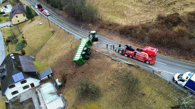 Der Anhänger blieb auf der Böschung liegen. | Foto: Freiwillige Feuerwehr Hüttenberg