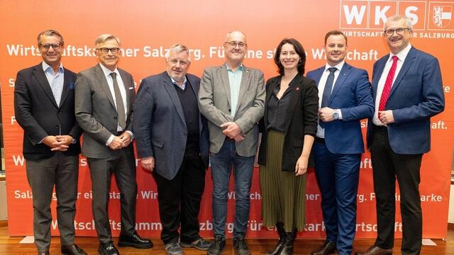 Ergebnis der WK-Wahl 2025 in Salzburg: Wirtschaftsbund verliert stark, behauptet aber führende Position. Der Wahlkartenanteil lag bei 21,96 Prozent, die Wahlbeteiligung bei 35 Prozent. Im Bild (v.l.):  Peter Unterkofler (IV), Präsident Peter Buchmüller (MKS), Josef Fritzenwallner (FGWO),  Josef Scheinast (GW), Olivia Ulbig-Sommeregge (UNOS), Norbert Ranftler (FW), Peter Mörwald (SWV) | Foto: WKS / Andreas Kolarik