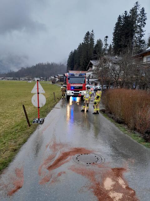 Am Donnerstag am Nachmittag platzte bei Verladearbeiten eines 48-jährigen Arbeiters in Kössen ein Hydraulikschlauch am LKW-Kran, wodurch 100 Liter Öl austraten.  | Foto: Zoom.Tirol