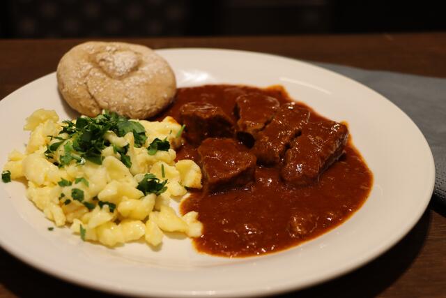 Serviert wurden steirischer Fleischsalat, Kaspressknödelsuppe, Rindsgulasch mit Spätzle und Apfelstrudel. | Foto: Regionalmanagement Obersteiermark Ost