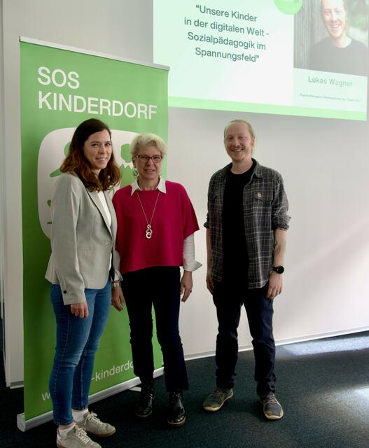 Im Rahmen der Reihe "Spotlight On" von SOS-Kinderdorf wurde über Kinder und Medienkonsum referiert. Am Foto: Brigitta Thurner (Leiterin SOS-Kinderdorf), Ingrid Krammer (Leiterin Amt für Jugend und Familie Graz) und Lukas Wagner (Medienpädagoge und Psychotherapeut). | Foto: Knall
