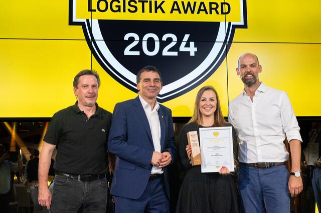 Fußballprofi Werner Gregoritsch, Peter Umundum, Generaldirektor-Stellvertreter, Vorstand für Paket &amp; Logistik, Alexandra Tischler, Leiterin der prämierten Zustellbasis 6122 Fritzens, und Matthias Hofmann, Leiter Distribution | Foto: Österreichische Post AG