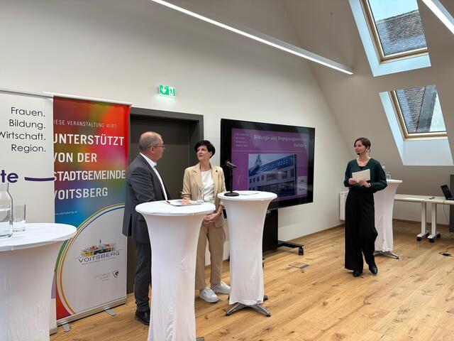 Bürgermeister Bernd Osprian und akzente-Geschäftsführerin Astrid Kniendl freuten sich. | Foto: Almer