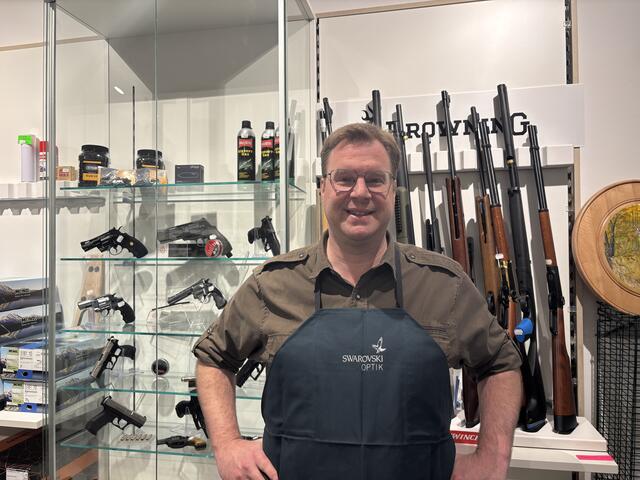 Büchsenmacher Michael Dutter erklärt auf was es ankommt. | Foto: Martina Schweller