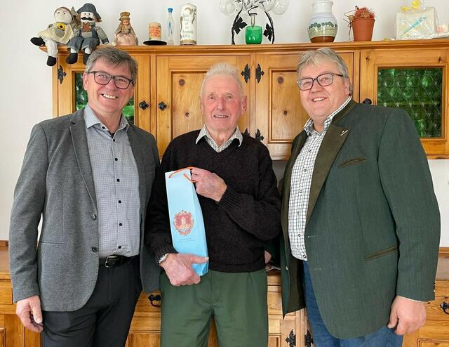 Bürgermeister Peter Grafeneder , Jubilar Friedrich Doll, u. GGR Manfred Mitmasser | Foto: Gemeinde Marbach/Donau
