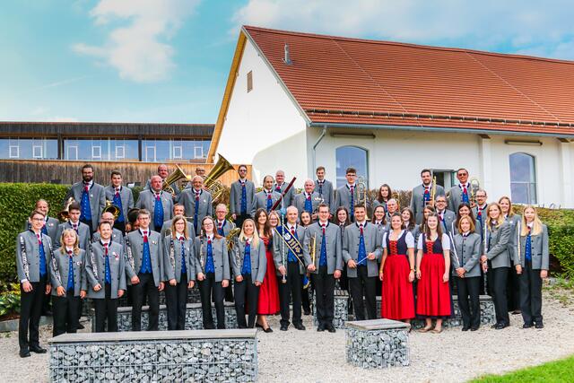 45 engagierte Musikerinnen und Musiker der Marktmusikkapelle Lambach-Edt suchen nun nach einem neuen Kapellmeister oder einer neuen Kapellmeisterin, der oder die ab kommendem Jahr übernehmen soll. | Foto: Sascha Weidlinger