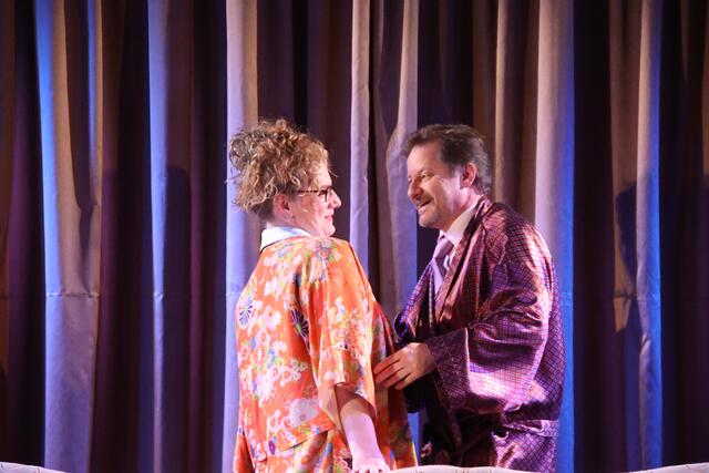 Sabrina Plagge als Gspusi von "Minister" Markus Fallenegger.