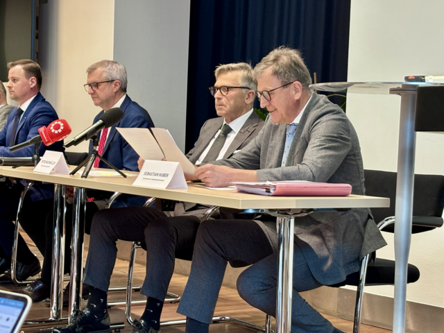 "Zählt man die mit Wahl erreichten Mandate, die Minderheitenmandate und die Mandate in den Fachgruppen ohne Wahl zusammen, ergibt dies eine Gesamtmandatszahl von 922 Mandaten", Dr. Sebastian Huber, Vorsitzender der Hauptwahlkommission (im Bild rechts). | Foto: Carmen Kurcz