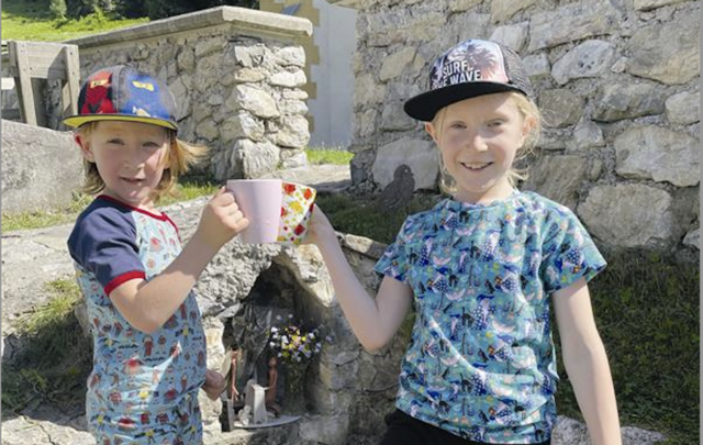 Gabriel und Sebastian schätzen an warmen Tagen einen Schluck aus der kühlen Quelle.  | Foto: MeinBezirk.at