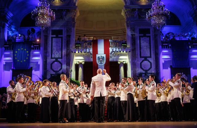 Beim Ball der Offiziere in der Wiener Hofburg am 18. Jänner 2025 bildete die Militärmusik Tirol den musikalischen Mittelpunkt.  | Foto: Bundesheer/Hansjörg Raggl