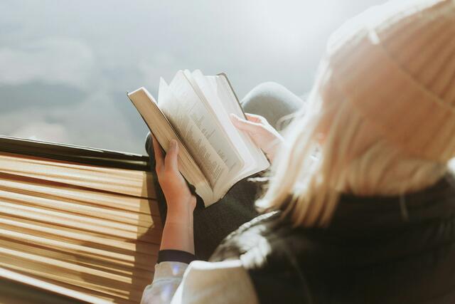 Leseförderung im Mittelpunkt – Der Tiroler Vorlesetag setzt 2025 auf kreatives Schreiben und präsentiert ein Buch mit allen Siegergeschichten. | Foto: unsplash