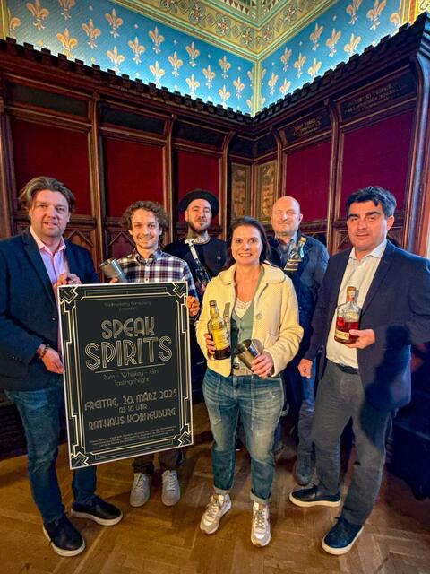 Bürgermeister Christian Gepp und das Stadtmarketing freuen sich auf den Abend.

STR Matthias Wobornik, Michael Weingartshofer (Blumen Weingartshofer), Jakob „Jay“ Vehovar (Barchef
Qube Wein&amp;Bar), Patrizia Kunst-Genner (Boutique Genner), Philip Seifert (GF Qube Wein&amp;Bar) und BGM
Christian Gepp laden zur exklusive Spirituosen-Tastingnight ein. | Foto: Korneuburg