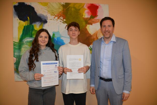 Die Schulsprecher Jonathan Dröscher und Viola Wurm sehen Vorteile eines Handyverbots, plädieren aber für eine differenzierte Regelung, besonders für die Oberstufe. | Foto: Rosenberger