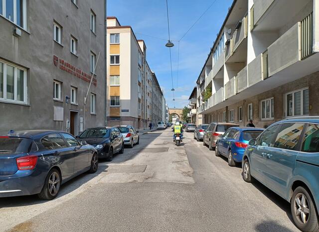 Das Team HC Strache steht für mehr Parkplätze im Bezirk ein.  | Foto: Lisa Kammann