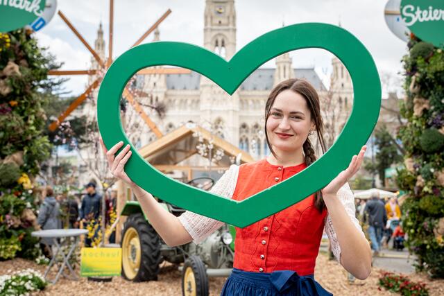 Der 26. Steiermark-Frühling verwandelt den Wiener Rathausplatz von 26. bis 30. März in ein grünes Herz mit traditionellem Brauchtum, kulinarischen Köstlichkeiten und musikalischen Darbietungen. | Foto: STG/Jesse Streibl