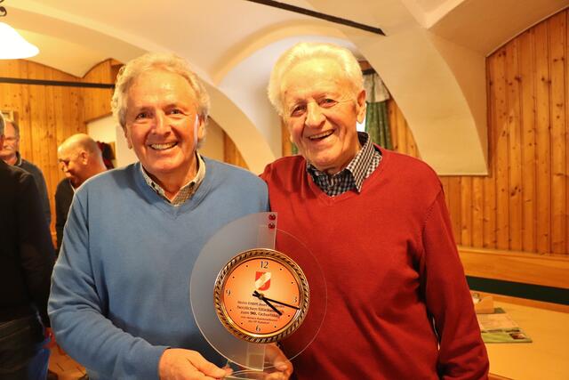 Zum 90. Geburtstag von Josef Berghofer (re) überreichte FF Seniorenbeauftragter Johann Schwindsackl eine Feuerwehr-Uhr. | Foto: Edith Ertl