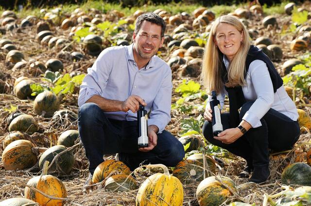 So sehen Kernöl-Kaiser aus: August und Birgitt Lehner gewannen den Hauptpreis. | Foto: Familie Lehner