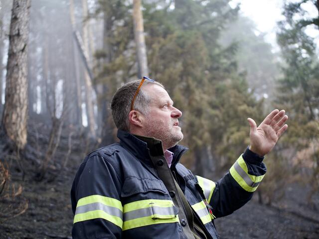 "Der Brand wurde sehr schnell unter Kontrolle gebracht und jetzt hat uns der liebe Gott auch ein paar Regentropfen geschickt. Von den Glutnestern wird wohl keine Gefahr mehr ausgehen", meint Lepkowicz. | Foto: Santrucek