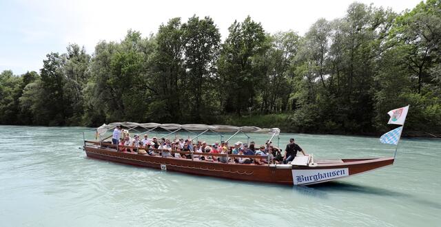 Gemütlich und entschleunigend – eine Plättenfahrt auf der Salzach. | Foto: Burghauser Touristik