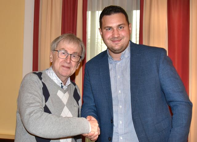 Bürgermeister Markus Baier gratuliert Obmann Willi Ostap
| Foto: Herbert Schleich