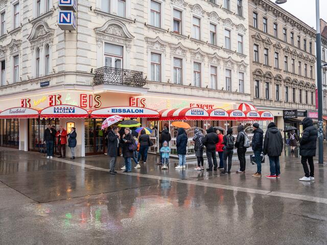Auch der einsetzende Regen störte die Wartenden nicht. | Foto: Valentina Marinelić/MeinBezirk