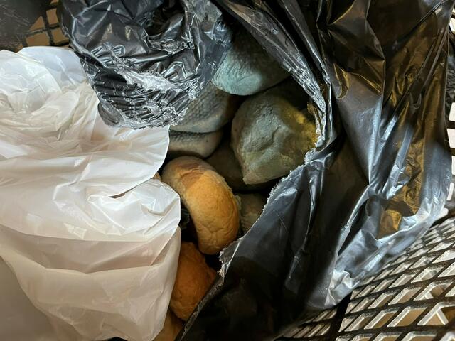 Auch verschimmeltes Gebäck wurde entdeckt. | Foto: Gruppe Sofortmaßnahmen