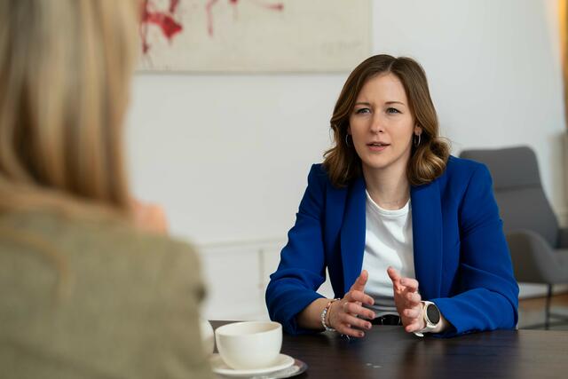 Claudia Plakolm: Als Familienministerin bin ich für die Familienleistungen zuständig und hier sind wir in Österreich sehr, sehr gut aufgestellt, sogar europäischer Spitzenreiter.  | Foto: Martin Baumgartner