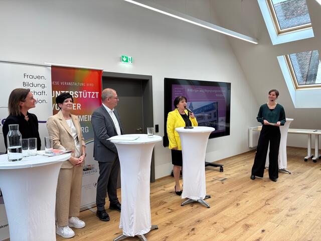 LH-Stv. Manuela Khom kam etwas verspätet, dafür fielen die Begrüßungsworte umso herzlicher aus. | Foto: Almer