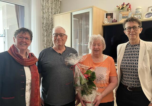 Vize-Bürgermeisterin Franziska Zohner-Kienesberger (li.) und Bürgermeisterin Sabine Promberger (re.) gratulierten Edeltraud und Hans Werner Fister. | Foto: Gde. Ebensee