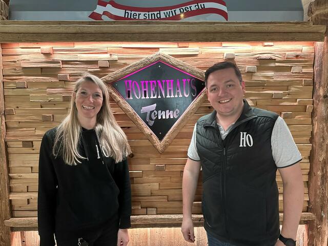 Elisabeth Göke und Benjamin Jarz läuten mit dem Smago Award das Saisonfinale in der Hohenhaus-Tenne ein. | Foto: Hollinger