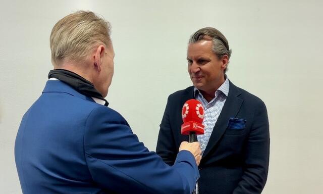 Peter Unterkofler (IV Industriellenvereinigung): "Auch wenn die Bedeutung des IV an Mandaten bei dieser Wahl überschaubar ist, ist dennoch unsere Wirtschaftsleistung mit 27 Prozent der Wertschöpfung im Bundesland nicht unmaßgeblich. Ich wünsche mir in Zukunft weniger Bürokratie und uns allen hier im Haus mehr wirtschaftspolitische handlungen und weniger Parteipolitik." | Foto: Carmen Kurcz