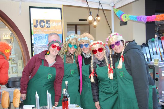 Für das leibliche Wohl sorgten die Ortsbäuerinnen aus Serfaus, die mit Hotdogs und Fleischkäsesemmeln für zufriedene Gäste sorgten. | Foto: Freiwillige Feuerwehr Serfaus