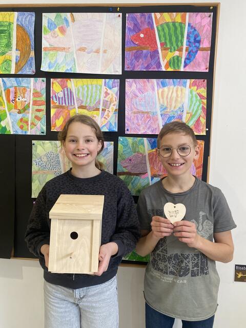 Die Schüler legten selbst Hand an und bastelten Nistkästen und Holzherzen. | Foto: VS Wernstein