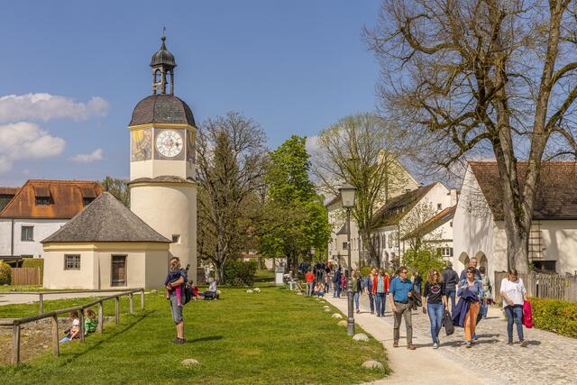 Die weltlängste Burg lockt mit drei tollen Museen, einer Schnitzeljagd und viel Geschichte. | Foto: Burghauser Touristik